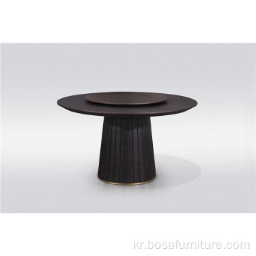 둥근 나무 식탁 테이블